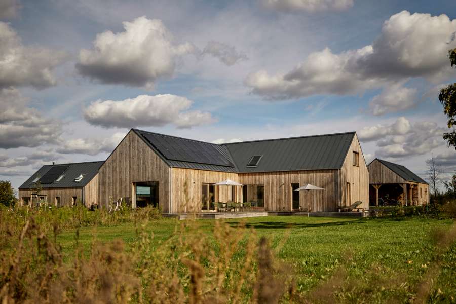 DS Nordic Click Seam embellishes the roof of this cottage in idyllic natural surroundings